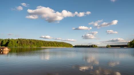 Wolken-Und-Blauer-Himmel-über-Friedlichem-See