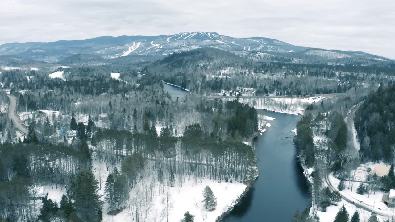 paisaje de invierno - drone volando zoom en - 4k - montañas - mont tremblant secuencia 001-012
