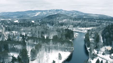 winterlandschaft - drohnenfliegen zoom in - 4k - berge - mont tremblant sequenz 001-012