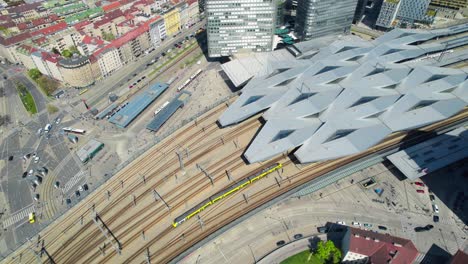 drone wien hbf, vista aérea sobre la estación central de trenes de viena