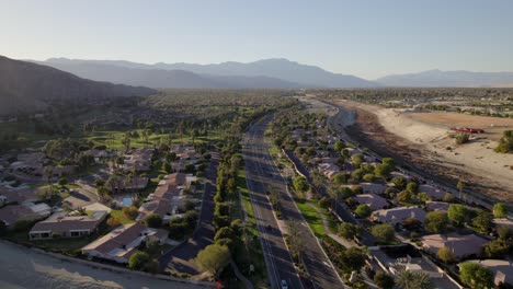 Luftaufnahme-Von-Vierteln-Der-Gehobenen-Mittelklasse-Mit-Golfplatz-In-La-Quinta,-Kalifornien-Bei-Sonnenuntergang