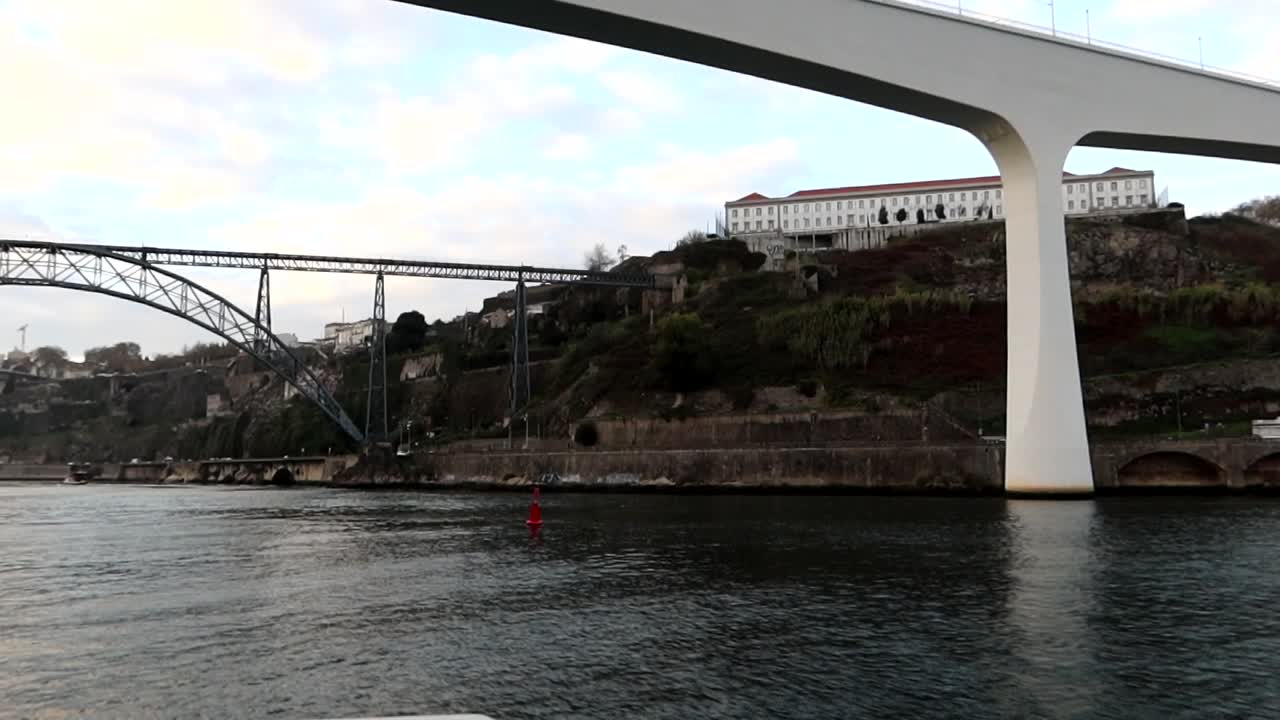⁇ 색 ponte de sao joao와 maria pia 다리의 배경 아래에  ⁇ 은 보이와 함께 douro 강 탐사
