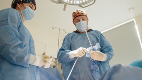 procedimiento quirúrgico en una sala de operaciones