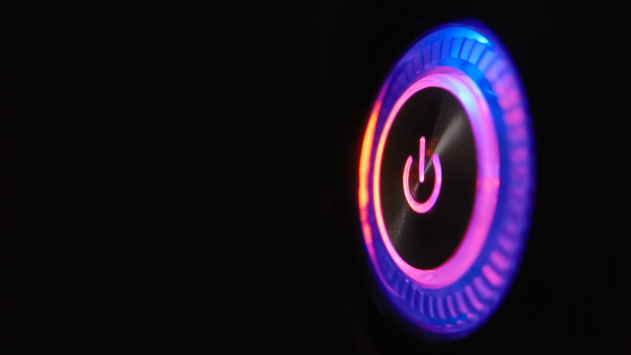 검은색 배경에 시스템 유에 있는 번개 컴퓨터 전원 버튼의 4k 매크로 비디오 루프.