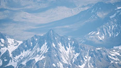 Vista-Aérea-Paisaje-De-Montañas-Cubiertas-De-Nieve