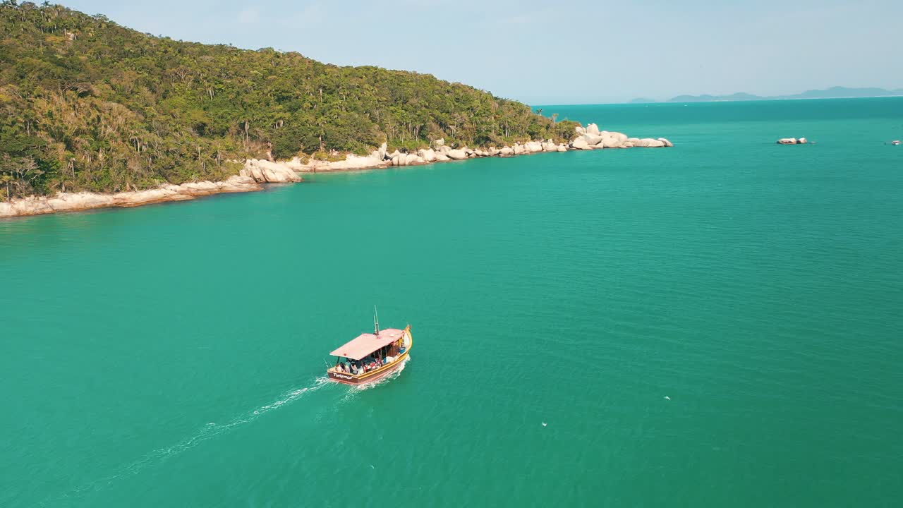 청록색 물 색깔과 낙원 열대 우림 풍경 바다 조감도에 관광 보트