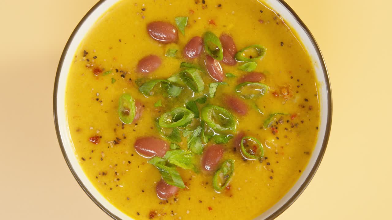 sopa de frijoles con cebolla verde de primer plano giratorio. cocina árabe. cultura tradicional de oriente medio. concepto de comida casera vegetariana, alimentación saludable