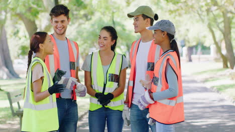 voluntarios hablando en un parque.