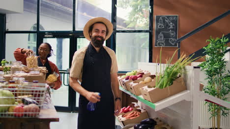 Comerciante-Rociando-Productos-Maduros