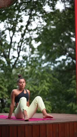 mujer practicando yoga al aire libre