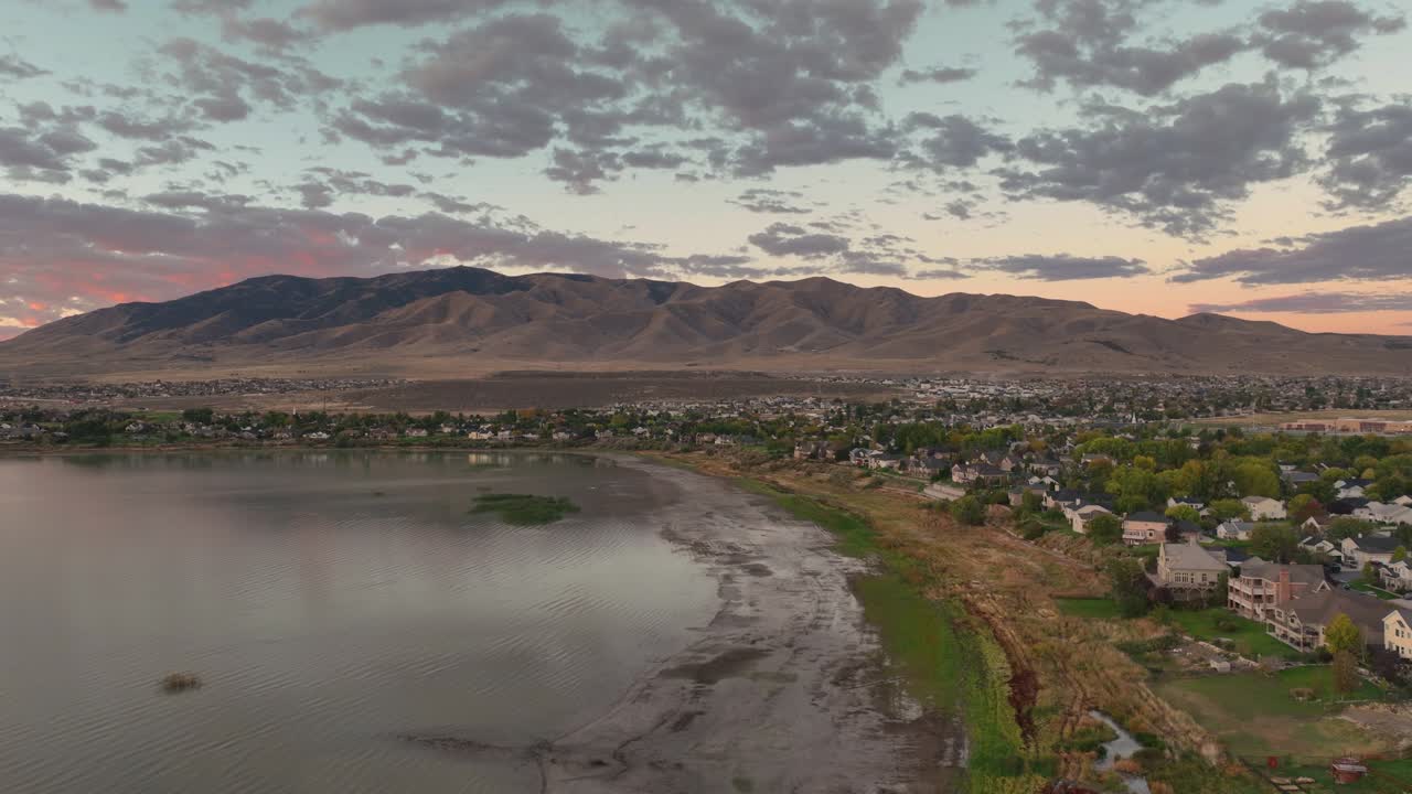 Immagine aerea di case sul lungomare sul lago Utah all'alba a Saratoga Springs, USA