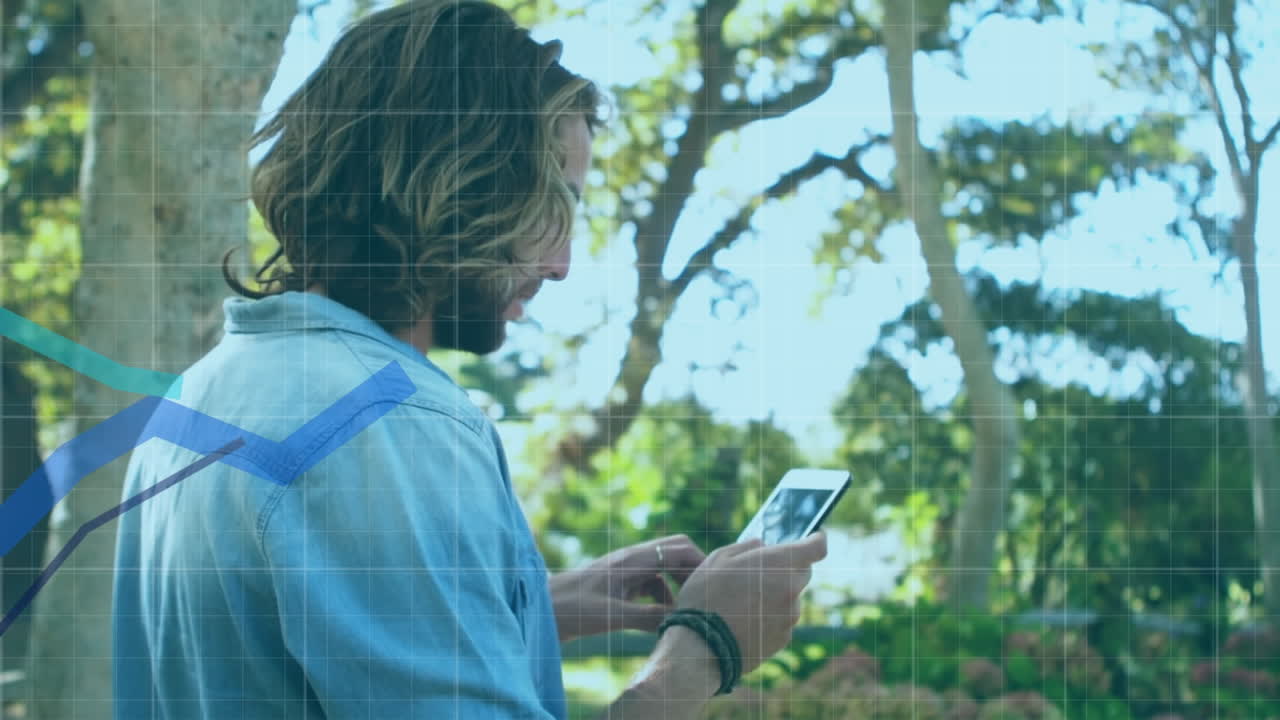 un hombre usando una tableta digital en un parque