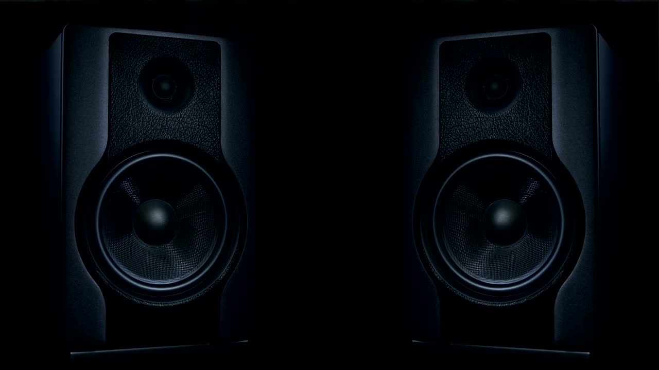 두 개의 둥근 오디오 스피커가 진동합니다.