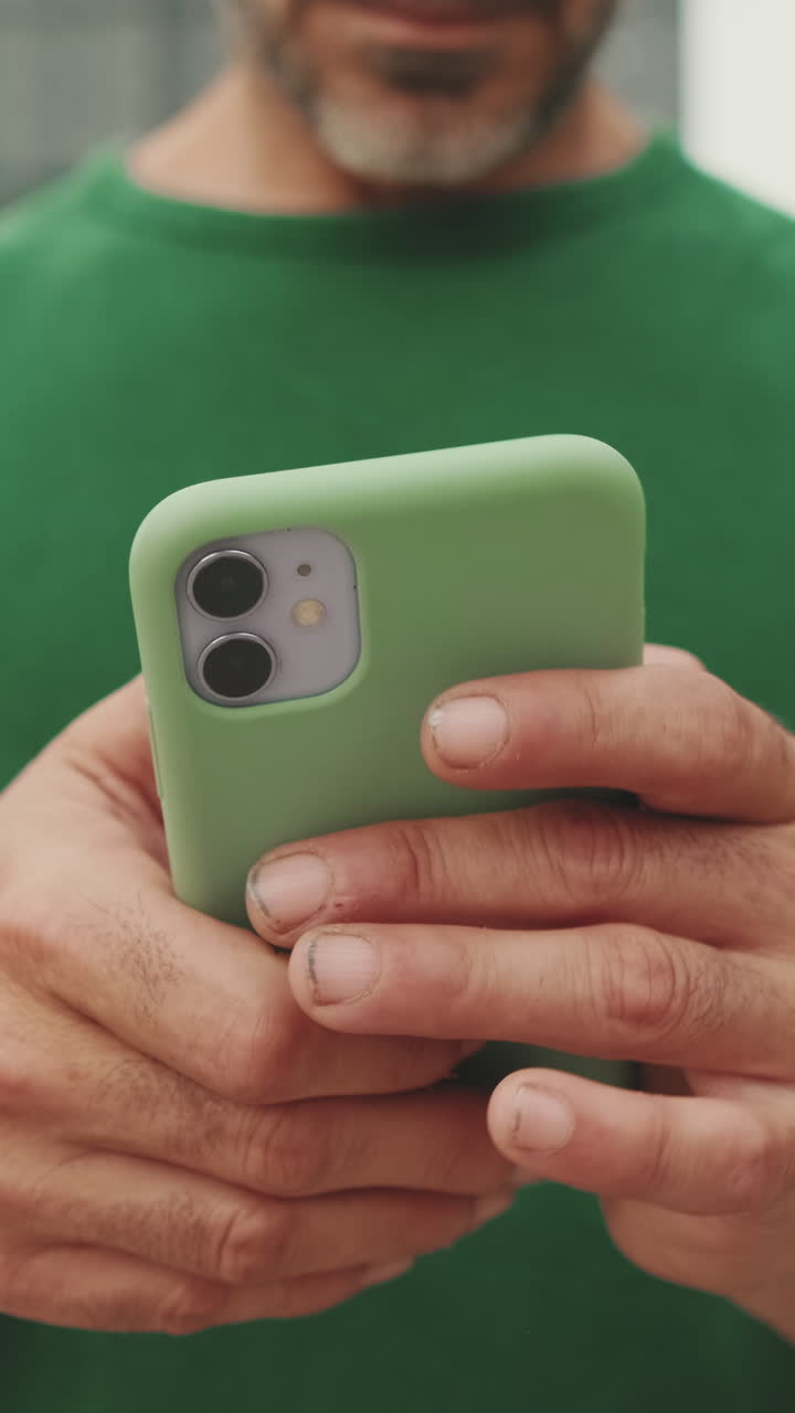 hombre usando teléfono inteligente