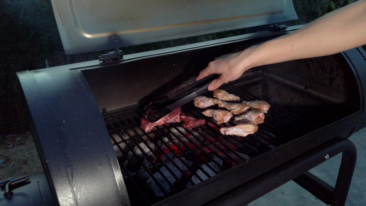 alitas de pollo en la barbacoa de verano