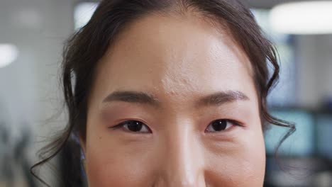 사무실 에서 카메라 를 보고 있는 아시아 사업가 의 초상화, 느린 동작