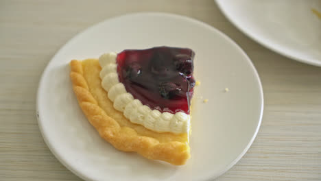 delicioso pastel de queso de arándanos en un plato blanco