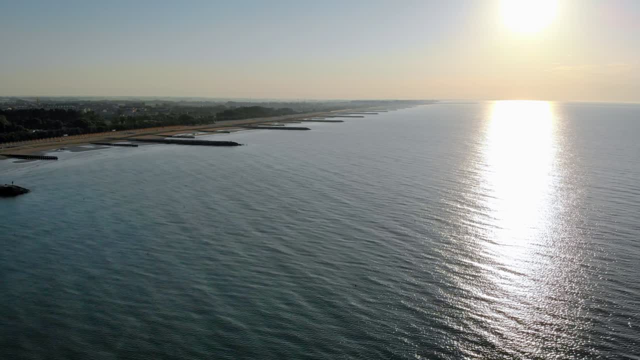 Ripresa aerea di una scena serena dopo l'alba sulla costa di Caorle vicino a Venezia, Italia.