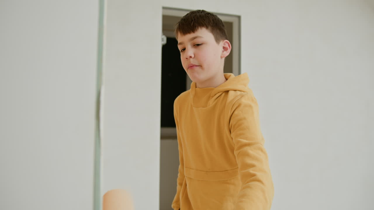 집 을 리모델링 하는 동안 벽 을 점검 하는 소년