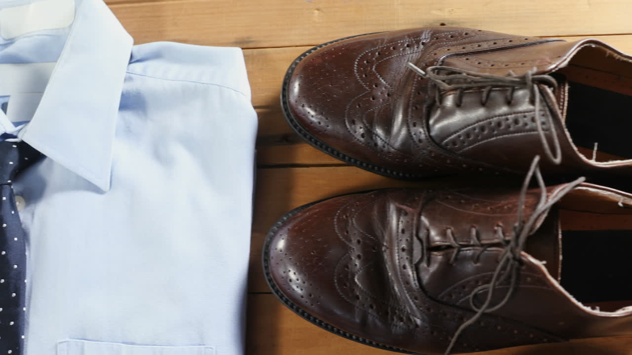 나무 바닥에 놓인 남자의 옷 4k