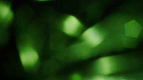 rayas de luz verde que se mueven en círculos a través de la pantalla negra
