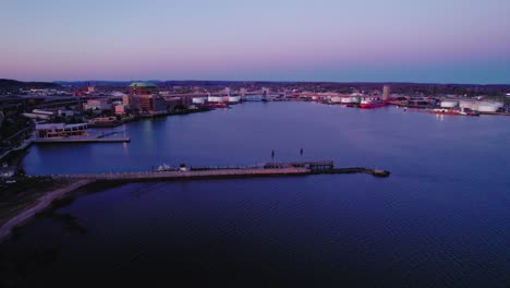 Vista-Aérea-De-Long-Island-Sound-Con-El-Puente-Q-Y-El-Puente-Tomlinson-Al-Atardecer-En-New-Haven,-Connecticut