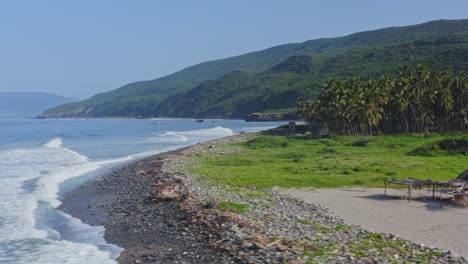 Choza-De-Cabaña-De-Playa-De-Surf-En-El-Remoto-Paraíso-Mexicano-De-Playa-De-Surf,-Vista-Aérea