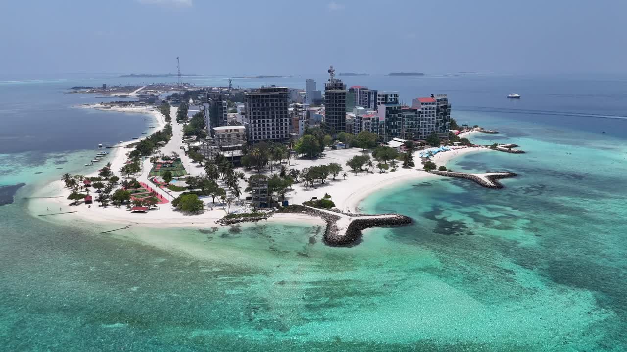 Ujęcie z drona: Wyspa Maafushi i turkusowa laguna na Malediwach