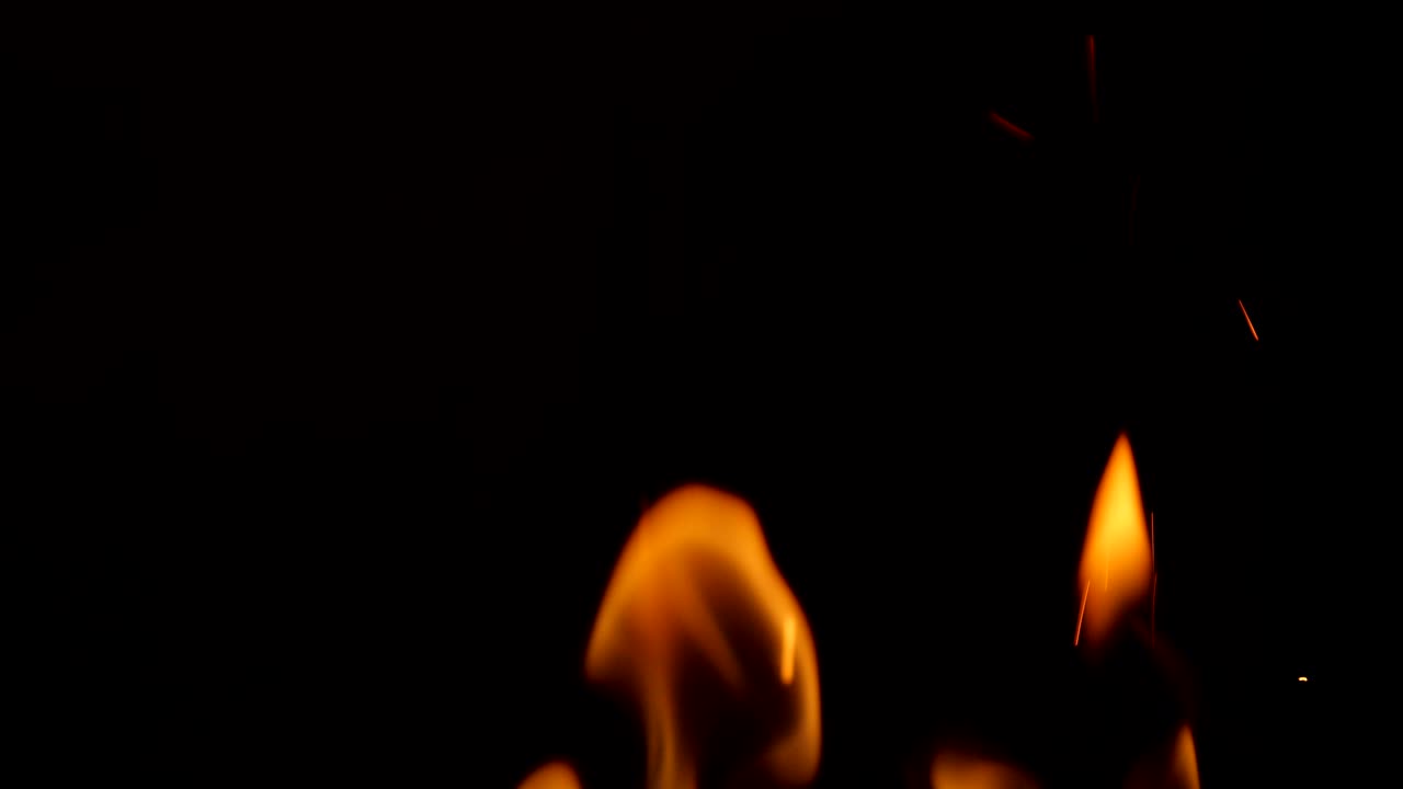 brillantes, volando hacia arriba brillantes para su uso en la composición, vertical en fondo negro aislado. modo de pantalla para mezclar o transiciones. llamas brillantes de fuego en fondo de estudio, cámara lenta 50 fps 4k