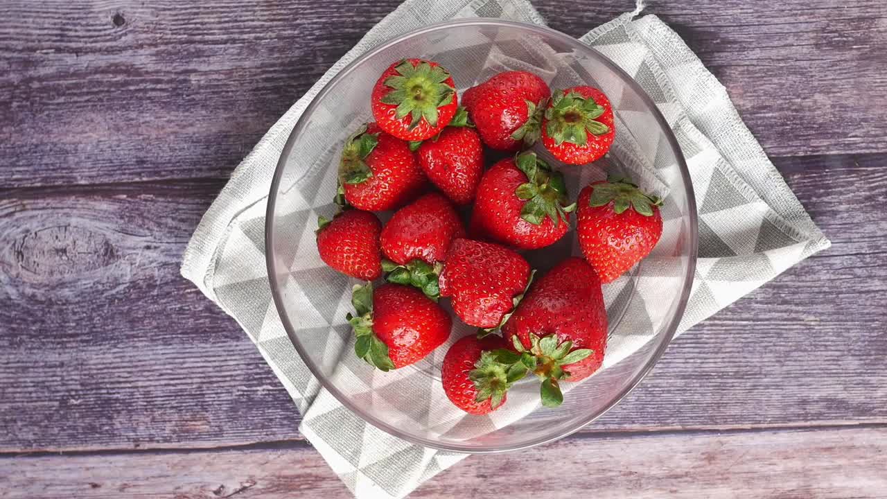 fresas de fresa en un cuenco de vidrio