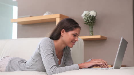 Mujer-De-Cabello-Castaño-Escribiendo-En-Su-Computadora-Portátil