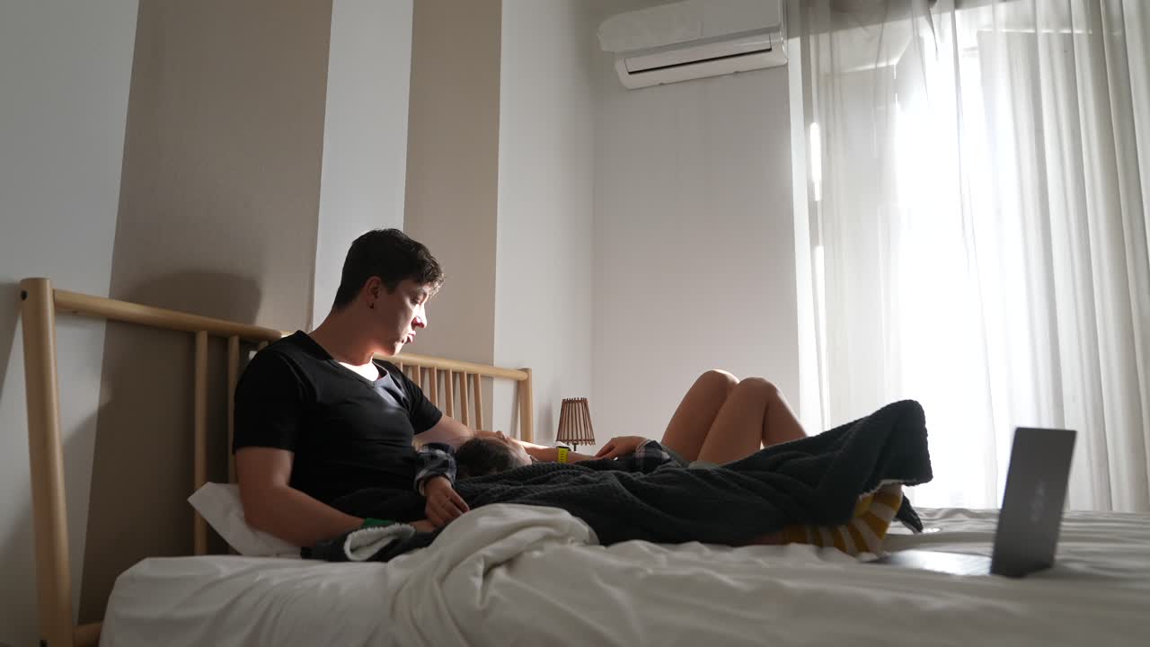 침대에서 휴식을 취하는 커플