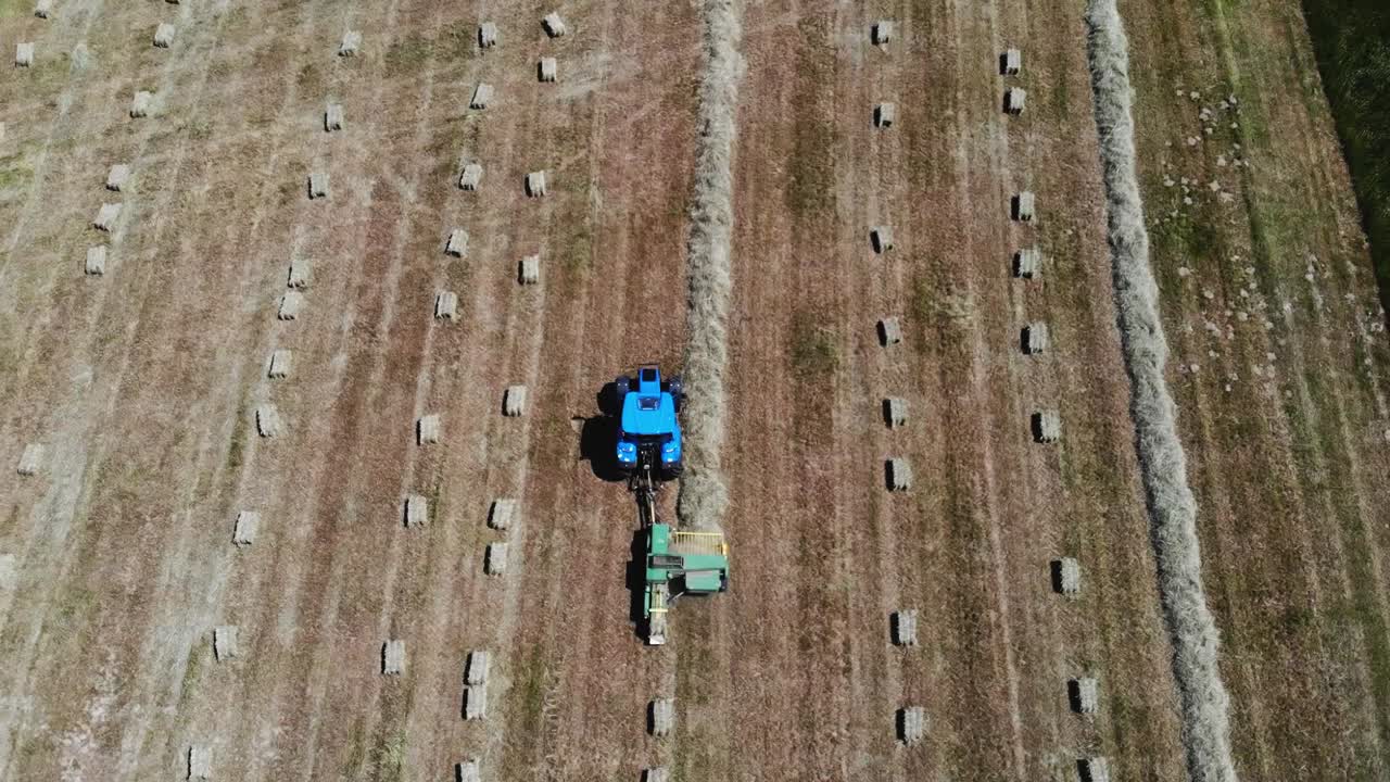 балер прессовывает сено в квадратные балы