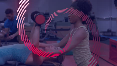 animación de una espiral de líneas rojas que giran sobre una entrenadora de fitness femenina y un cliente en el gimnasio