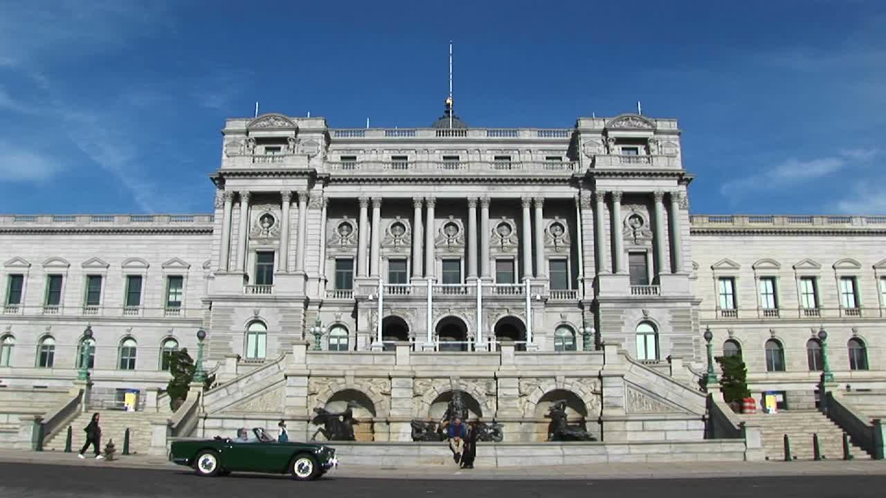 워싱턴 dc에 있는 의회 도서관 앞의 모습