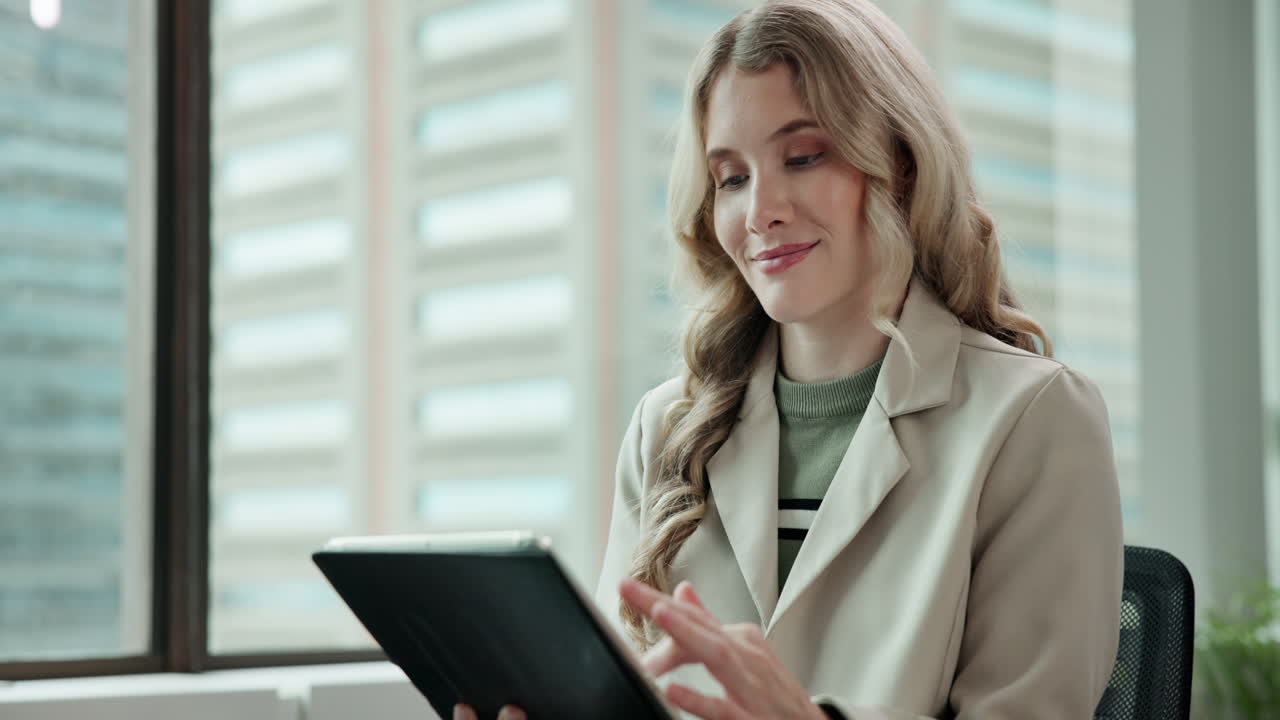 donna d'affari che usa il tablet in ufficio