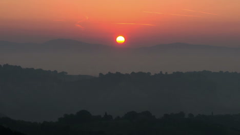 Zeitraffer-Des-Sonnenaufgangs-über-Hügeln-Und-Bergen