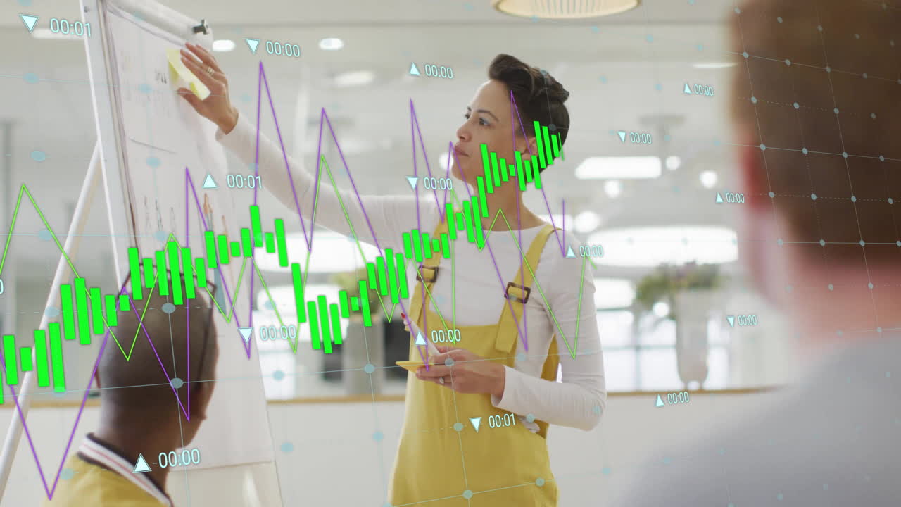 animación de datos de procesamiento de gráficos sobre mujer de negocios casual biracial presentando en una reunión de oficina