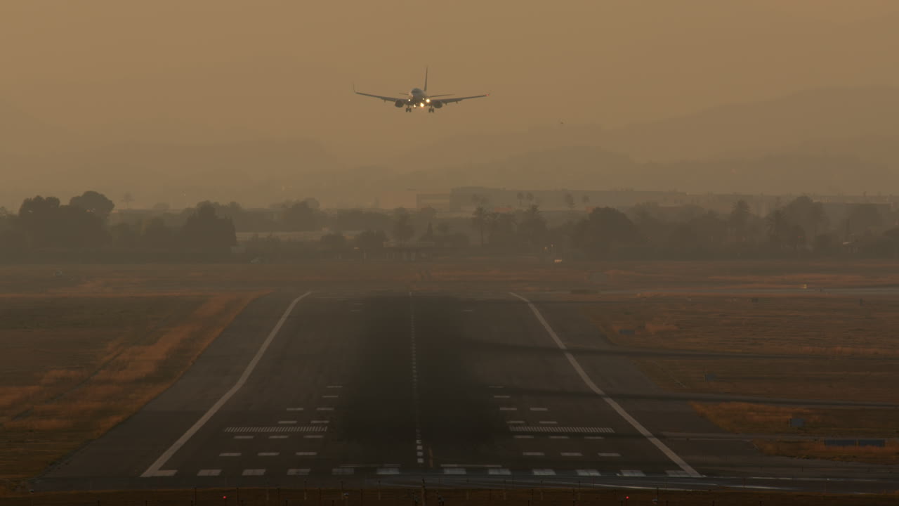 aterrizaje del avión al crepúsculo