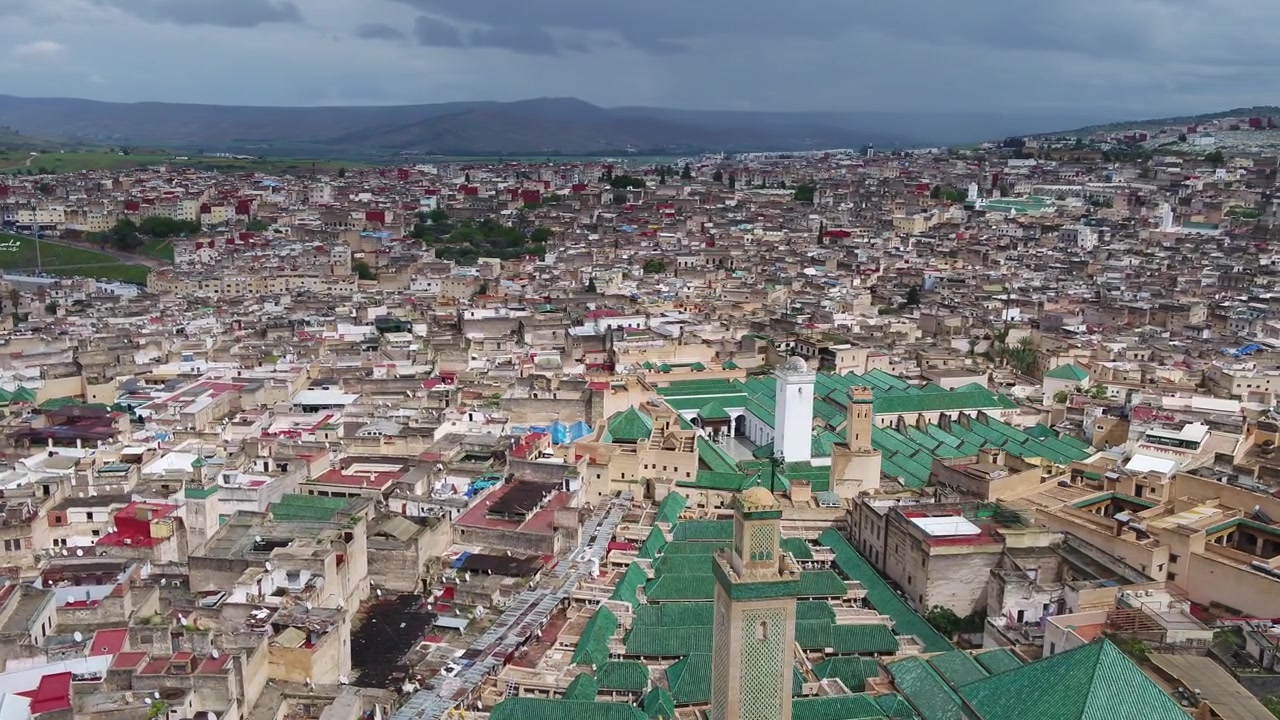 Fas'taki Al Karaouine Camii ve yoğun tarihi Fes Medine şehir manzarasının geniş havadan drone panoraması, kültürel seyahat ve belgesel projeleri için ideal.