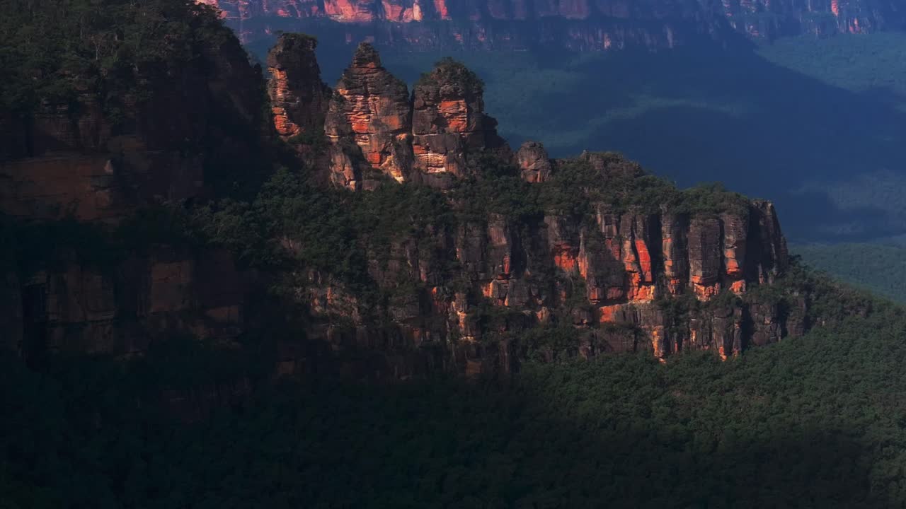tres hermanas punto de eco mirador paseo por el acantilado patrimonio mundial parque nacional montañas azules paralaje dron aéreo katoomba sydney nsw australia árbol de goma bosque de eucalipto tarde azulado soleado hacia adelante
