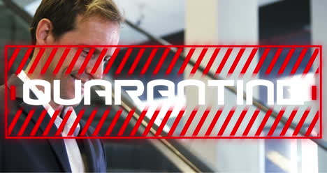 animación del texto de cuarentena sobre un hombre caucásico usando una tableta en el aeropuerto
