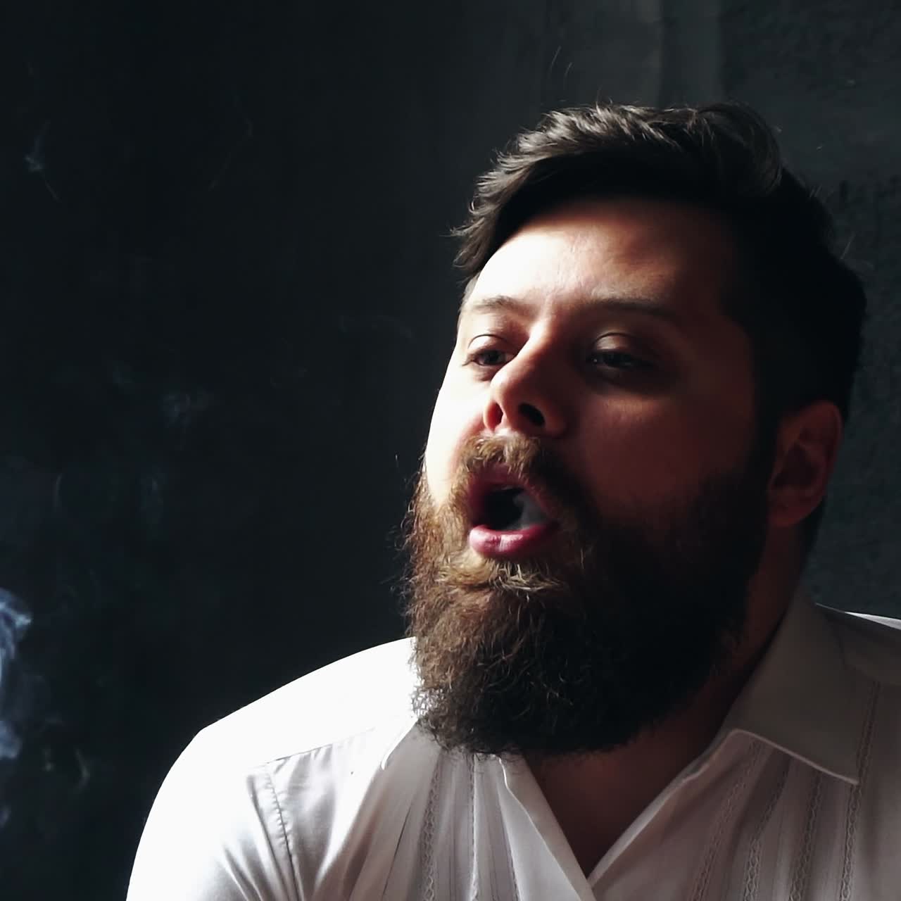 hombre fumando un cigarro