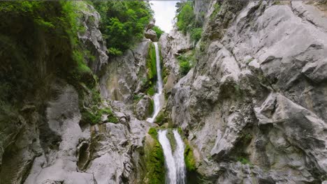 aerea che sale lungo la cascata dalle scogliere rocciose del fiume cetina, in croazia