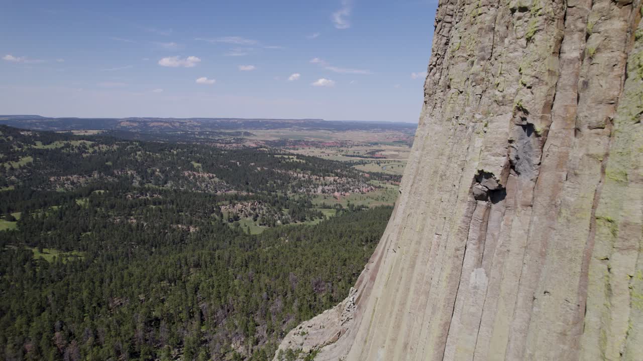 와이오밍 주 블랙 힐스 지역에 위치한 거대하고 단단하고 화산적인 타워 또는 버트의 드론  ⁇ 입니다.