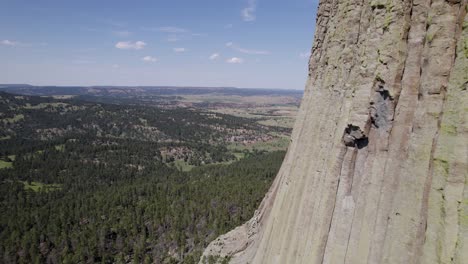 una toma de avión no tripulado de la torre del diablo, una torre masiva, monolítica, volcánica, ubicada en la región de black hills de wyoming