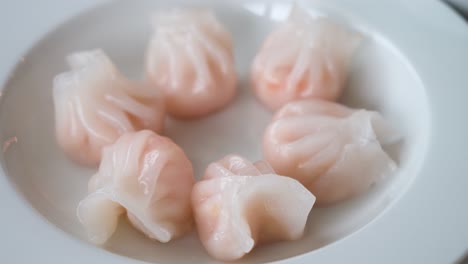 Un-Plato-De-Bola-De-Masa-De-Camarones-Al-Vapor-Se-Muestra-Sobre-Una-Mesa-Como-Parte-De-Una-Experiencia-De-Comida-Culinaria-Cantonesa-Y-Dim-Sum