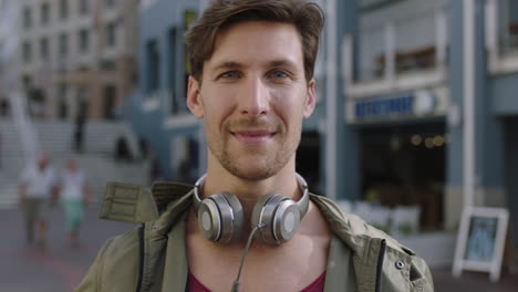 Retrato-De-Un-Joven-Apuesto-Hombre-Caucásico-Usando-Un-Teléfono-Inteligente-Navegando-Por-Una-Aplicación-Móvil-Enviando-Mensajes-De-Texto-Fondo-Urbano