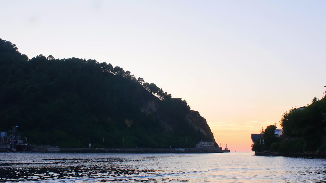 큰 화물 선박, 차량 운송 선박이 골든 아워 동안 만으로 들어갑니다.