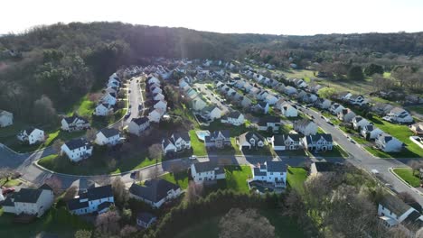nuevas casas y edificios de desarrollo moderno en los suburbios estadounidenses en la hora dorada